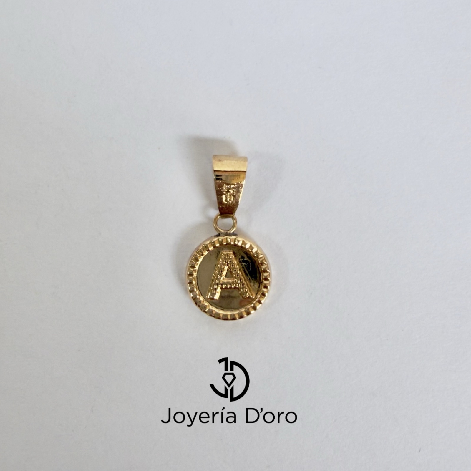 DIJE REDONDO LETRA A / 0.6GR / ORO AMARILLO 18K - miniatura 3