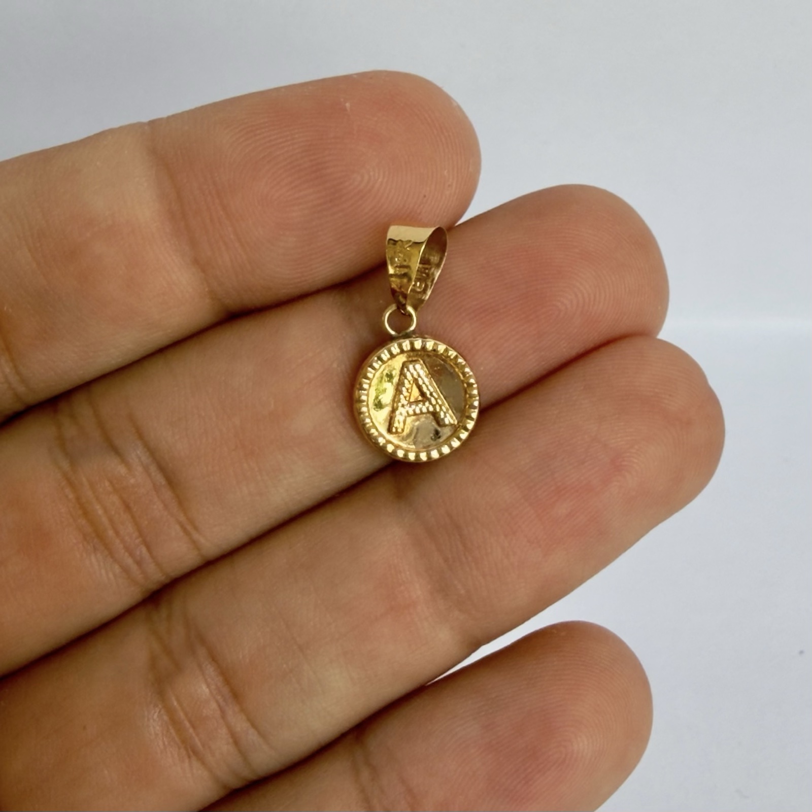 DIJE REDONDO LETRA A / 0.6GR / ORO AMARILLO 18K - miniatura 2