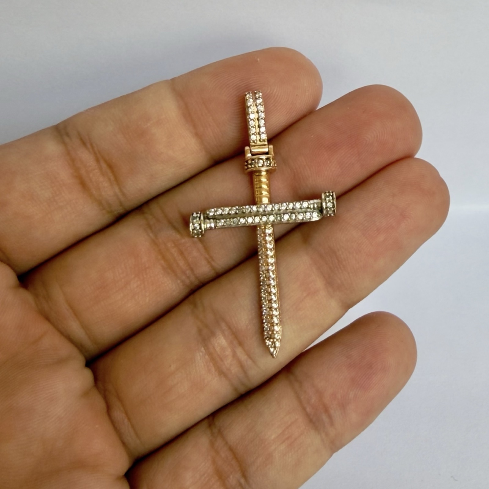 DIJE CRUZ EN CLAVOS CON PIEDRAS / 4.04GR / ORO AMARILLO 18K - miniatura 2