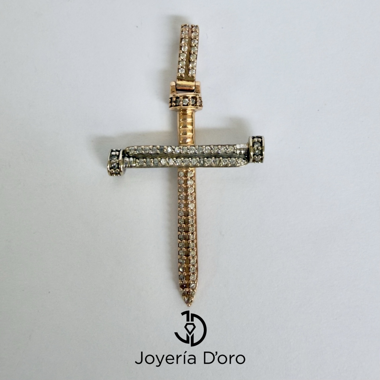 DIJE CRUZ EN CLAVOS CON PIEDRAS / 4.04GR / ORO AMARILLO 18K - miniatura 3
