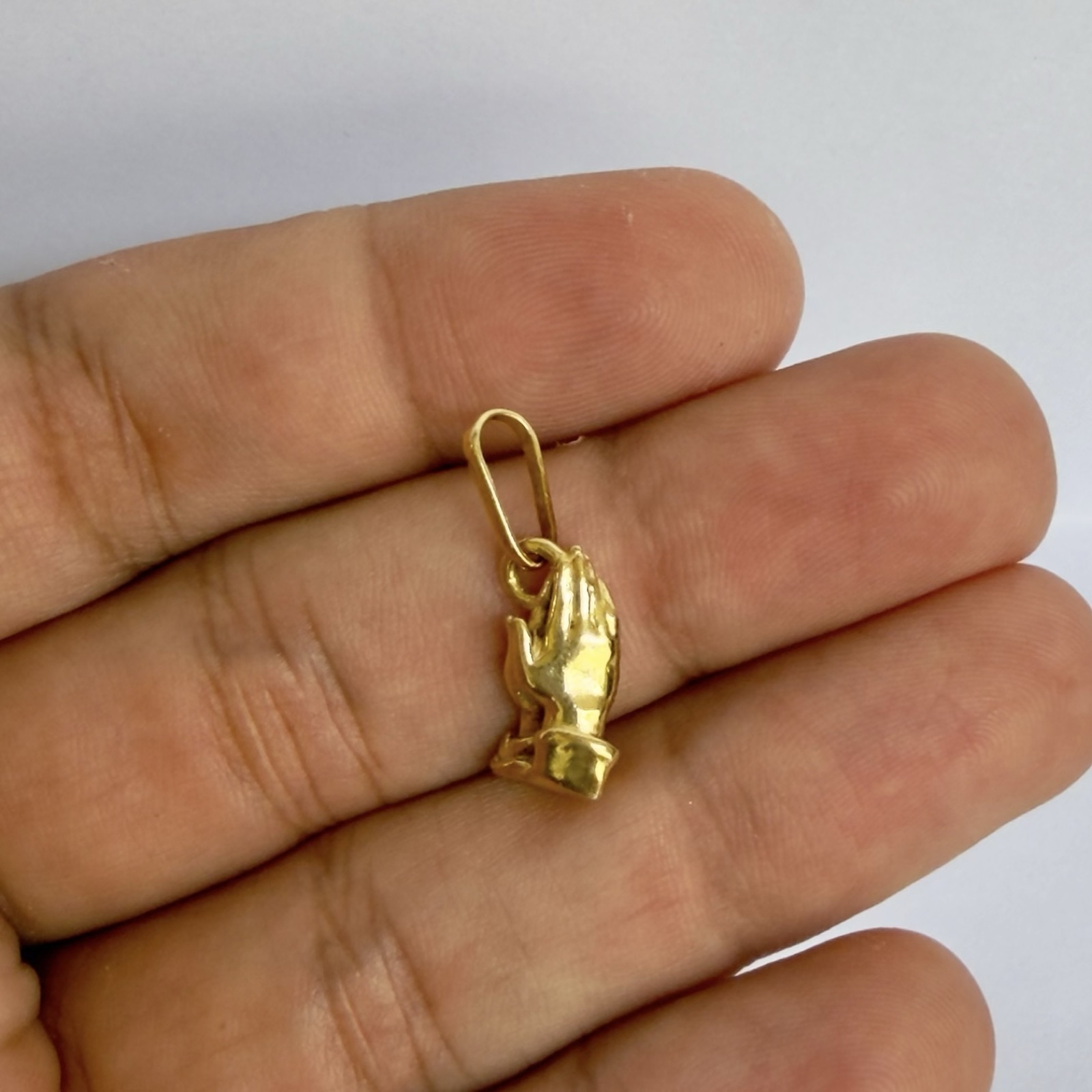 DIJE MANOS REZANDO / 3.5GR / ORO AMARILLO 18K - miniatura 2