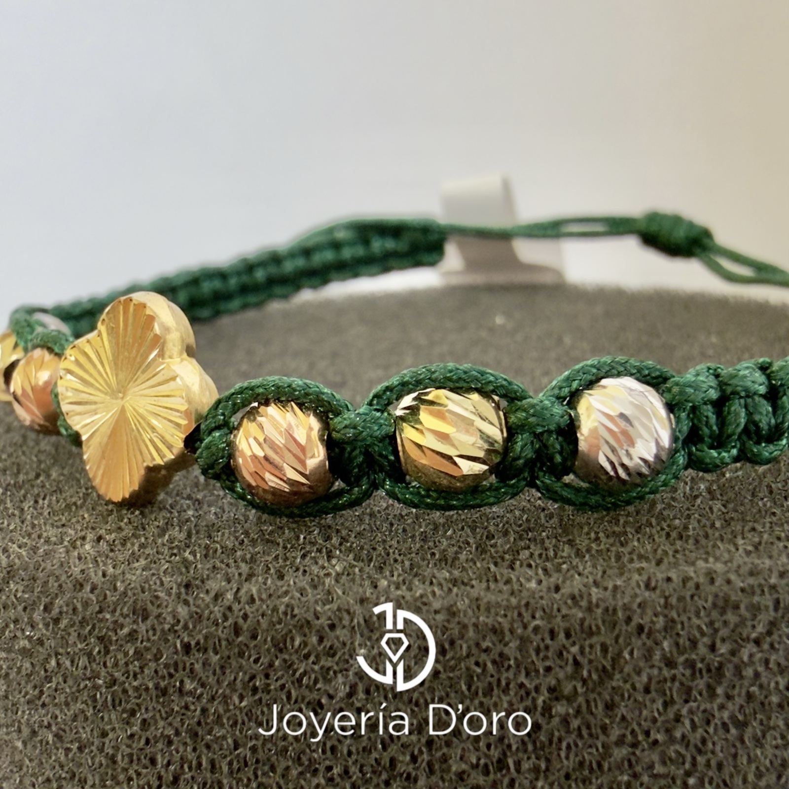 PULSERA TEJIDA VERDE CON TREBOL DIAMANTADO Y 6 BOLAS #6 / 1.27GR / 3 OROS AMARILLO BLANCO Y ROSA 18K - miniatura 3