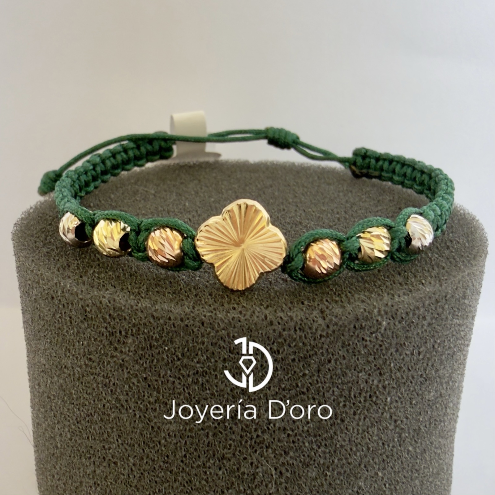 PULSERA TEJIDA VERDE CON TREBOL DIAMANTADO Y 6 BOLAS #6 / 1.27GR / 3 OROS AMARILLO BLANCO Y ROSA 18K - imagen 1