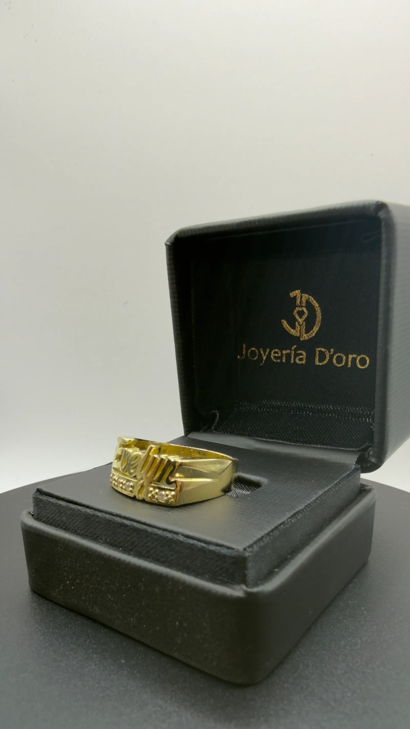 ANILLO TIPO SELLO EVELYN / T 8.5 / 7.43 GR / ORO AMARILLO 18k / POR FABRICACIÓN  - miniatura 2