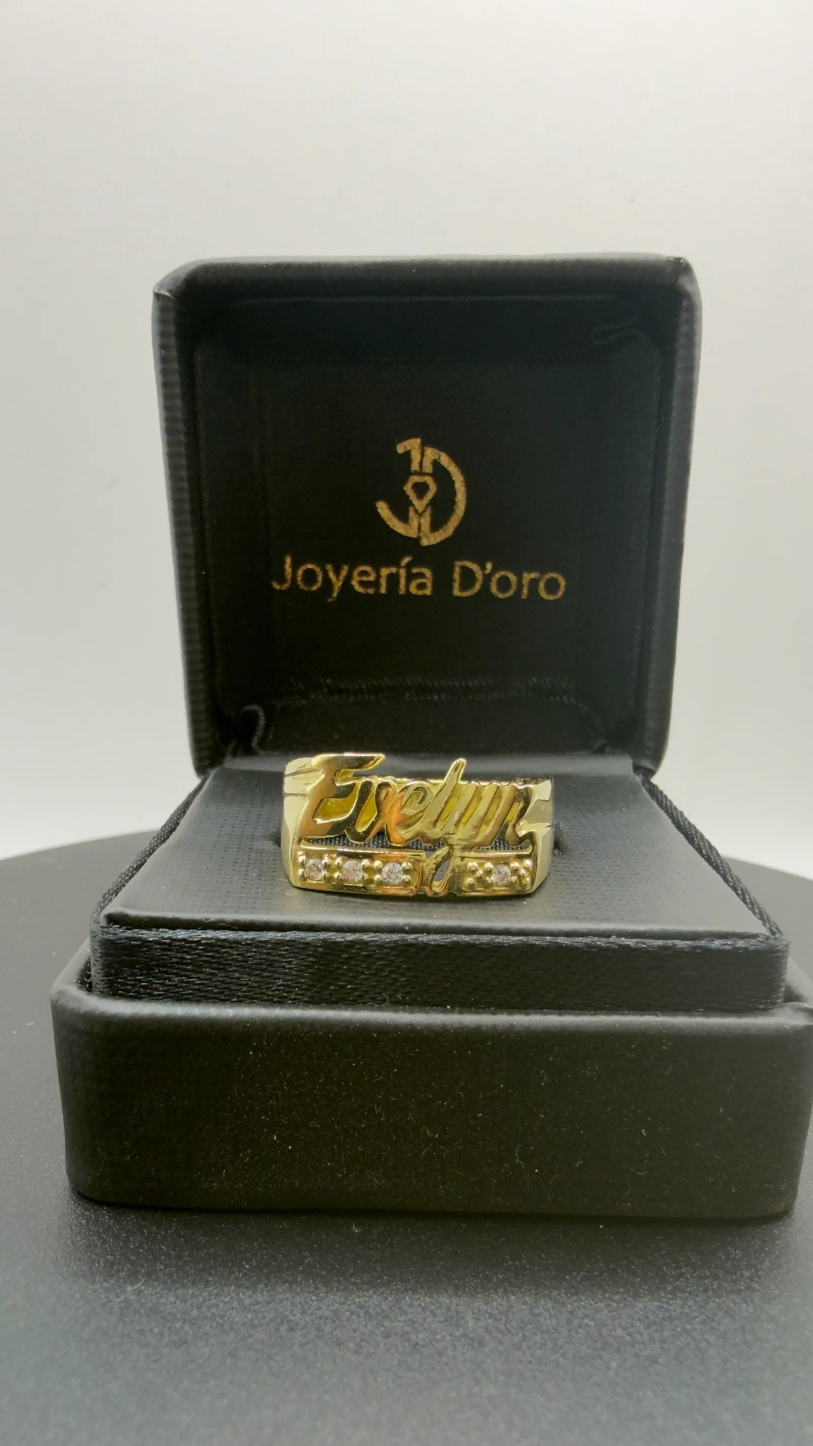 ANILLO TIPO SELLO EVELYN / T 8.5 / 7.43 GR / ORO AMARILLO 18k / POR FABRICACIÓN  - miniatura 3