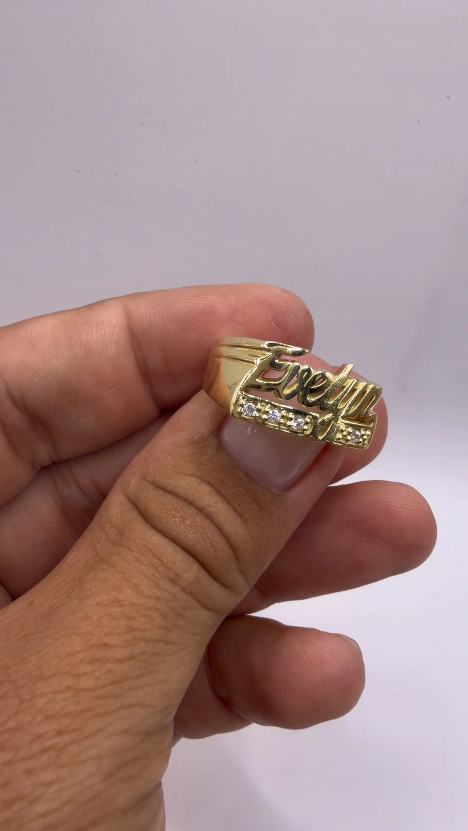 ANILLO TIPO SELLO EVELYN / T 8.5 / 7.43 GR / ORO AMARILLO 18k / POR FABRICACIÓN 