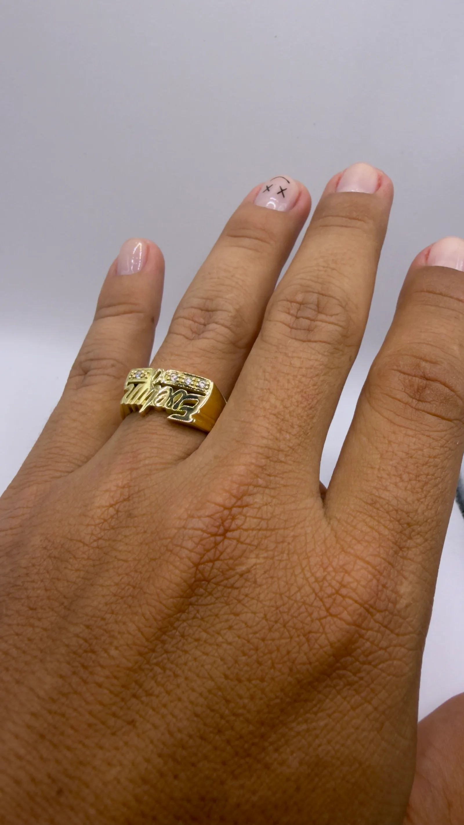 ANILLO TIPO SELLO EVELYN / T 8.5 / 7.43 GR / ORO AMARILLO 18k / POR FABRICACIÓN  - miniatura 4