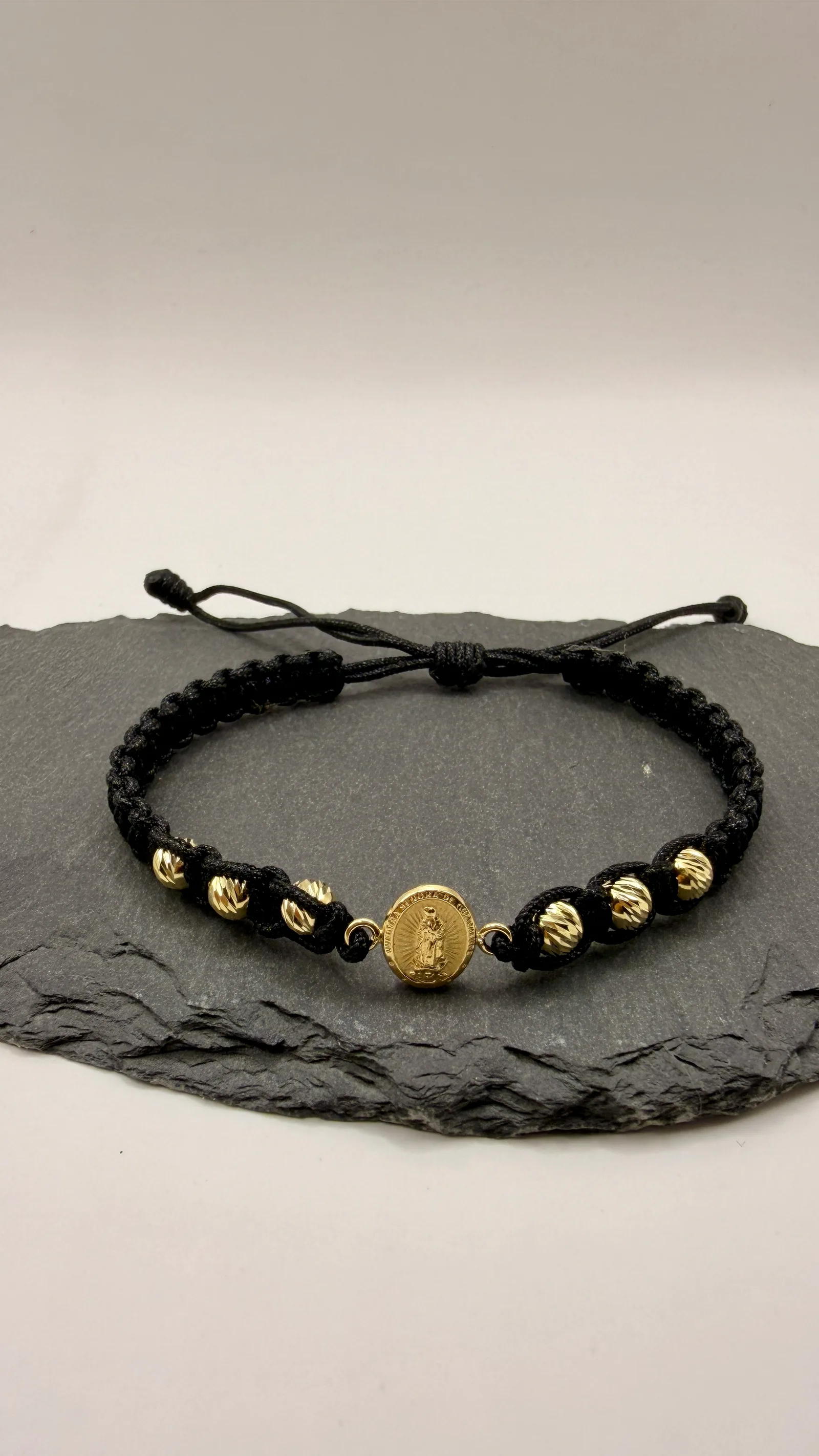 PULSERA TEJIDA NEGRA VIRGEN GUADALUPE CON 6 BOLAS / 1.41GR / ORO AMARILLO 18K - miniatura 3