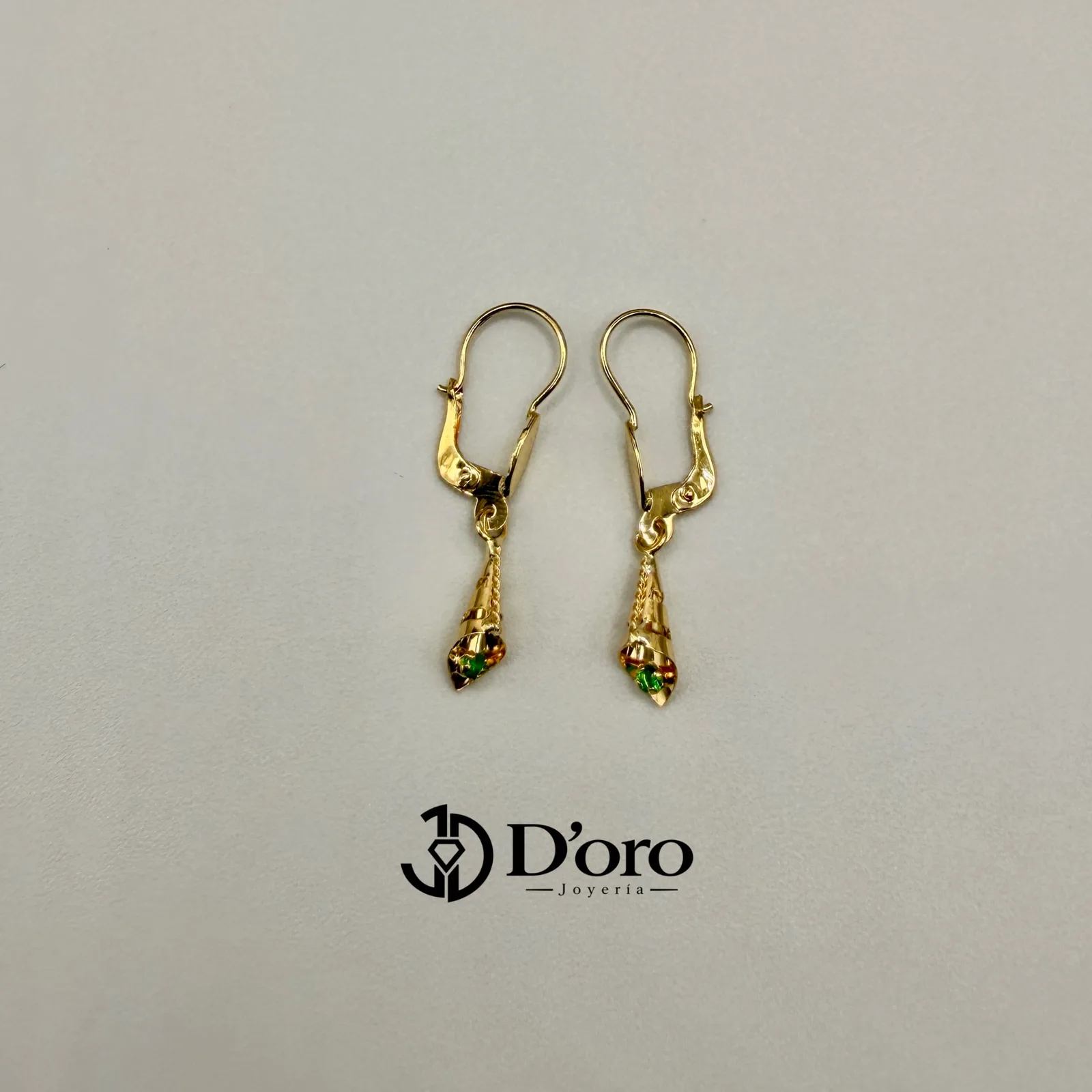 ARETE COLGANTE CON PIEDRA VERDE / 1.18GR / ORO AMARILLO 18K