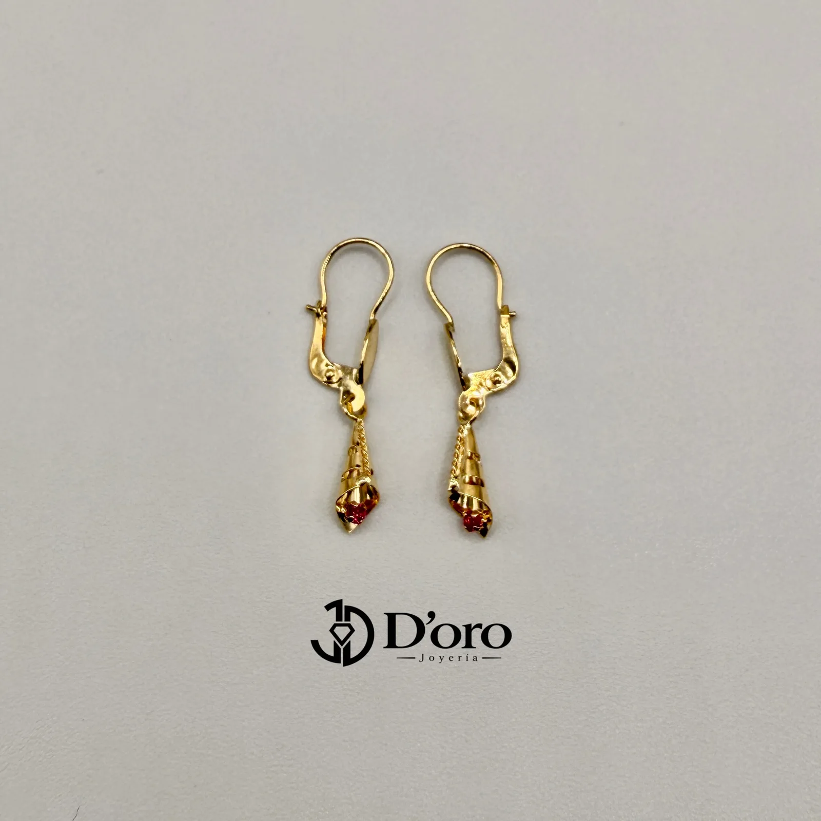 ARETE COLGANTE CON PIEDRA ROJA / 1.18GR / ORO AMARILLO 18K