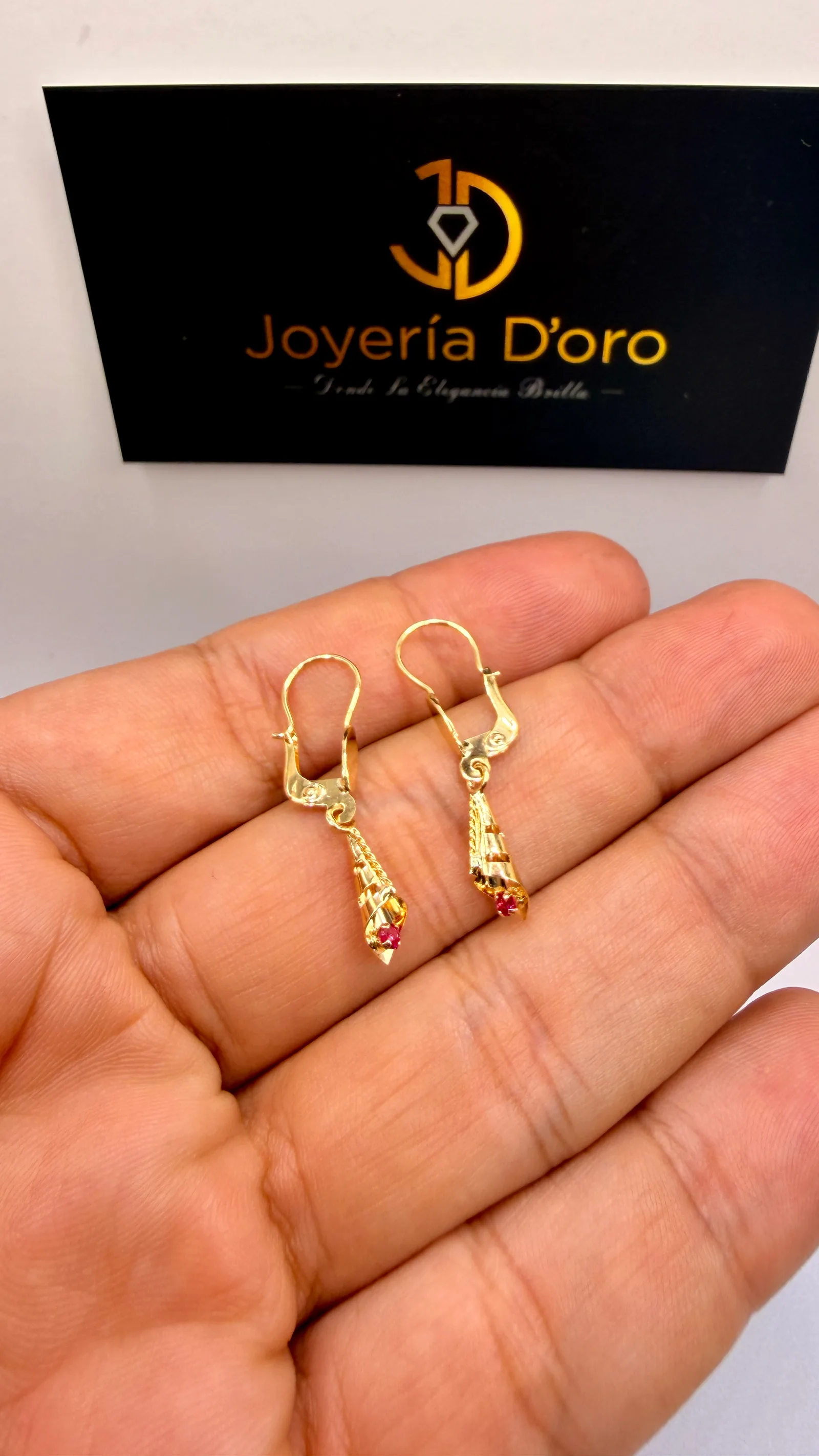 ARETE COLGANTE CON PIEDRA ROJA / 1.18GR / ORO AMARILLO 18K - miniatura 2